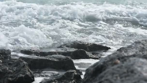 崖にぶつかる波が動きが遅い — ストック動画