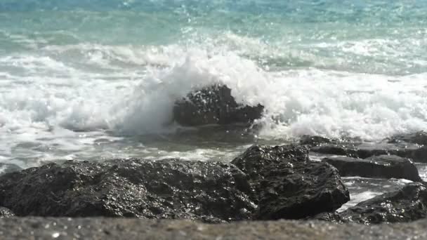 Waves hitting the cliffs slow motion — Stock Video