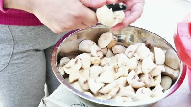 Chopping mushrooms slow motion — Stock Video