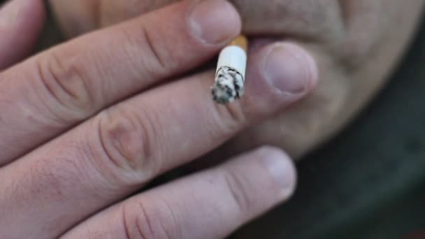 Homem fuma câmera lenta — Vídeo de Stock