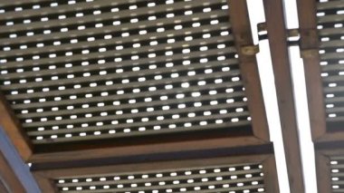 Çatıdan güneş ışığı