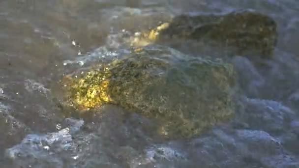 Agua salpicadura ola playa cámara lenta — Vídeo de stock