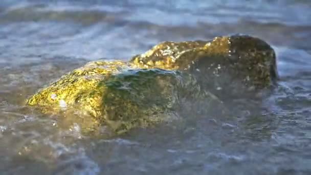 Su sıçramasına dalga plaj yavaş hareket — Stok video
