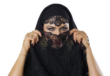 Yüzünde siyah örtü ile güzel beyaz bir genç kadın