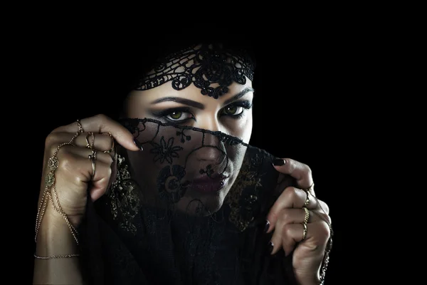 Bella giovane donna caucasica con velo nero sul viso — Foto Stock