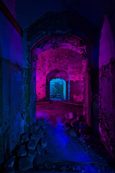 Pintura colorida abstrata da luz no bunker soviético abandonado — Fotografia de Stock
