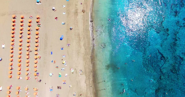 AERIAL. Summer beach with people and turquoise ocean water — Stock Photo, Image