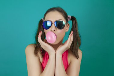 Güneş gözlüğü takıyor komik modeli kız güzel sürpriz moda 