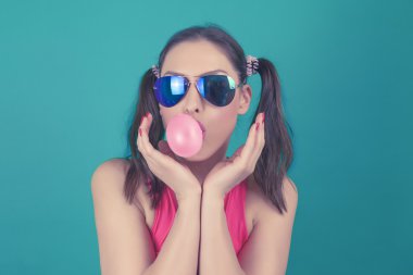 Güneş gözlüğü takıyor komik modeli kız güzel sürpriz moda 