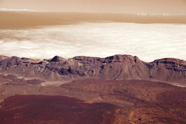 Panorama de montañas en las nubes del atardecer en el planeta rojo Marte —  Fotos de Stock