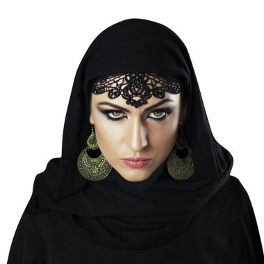 Güzel beyaz genç bir kadın siyah süslü Arap kostüm