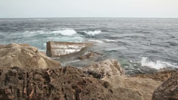 Vagues du surf se brisant sur les rochers — Video