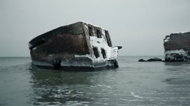 Baltık Denizi, Liepaja, Letonya yıkıldı kale kalıntıları donmuş dramatik