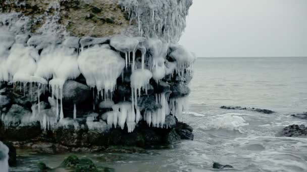 冻结在波罗的海，拉脱维亚利耶帕亚，拆毁的炮台遗址的戏剧性 — 图库视频影像