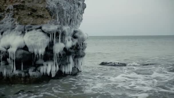 Forts démolis gelés magiques ruines dans la mer Baltique, Liepaja, Lettonie — Video