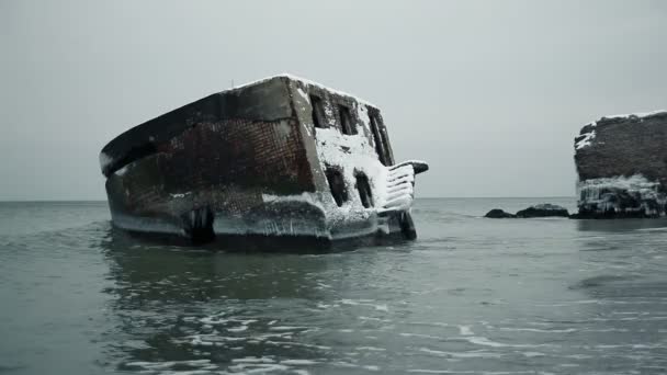 Dramatic bevroren afgebroken forten ruïnes in de Baltische Zee, Liepaja, Letland — Stockvideo