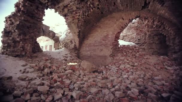 Drammatiche rovine della fortezza abbandonata in Lettonia, Daugavpils — Video Stock