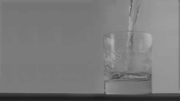 Glas vullen met water — Stockvideo