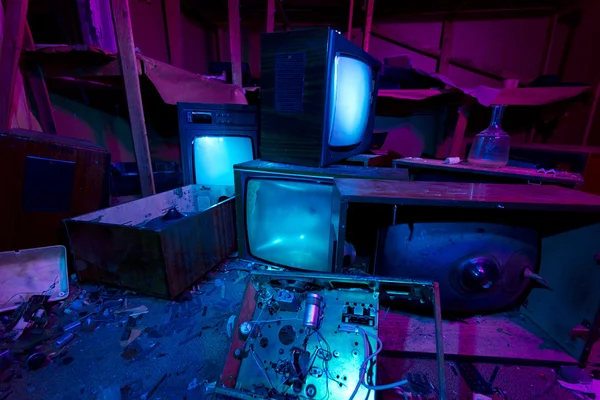Light pintado estúdio de cinema abandonado. 3 aparelhos de TV caiu — Fotografia de Stock