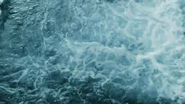 Schiuma d'acqua che scorre. Astratto sfondo blu profondo. Senza cuciture — Video Stock