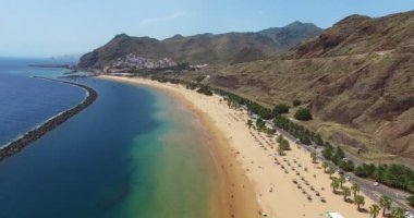 Yukarıda güzel ünlü beyaz plaj ve okyanus lagün Playa de las Teresitas, Tenerife, Kanarya Adaları, İspanya Hava uçuş