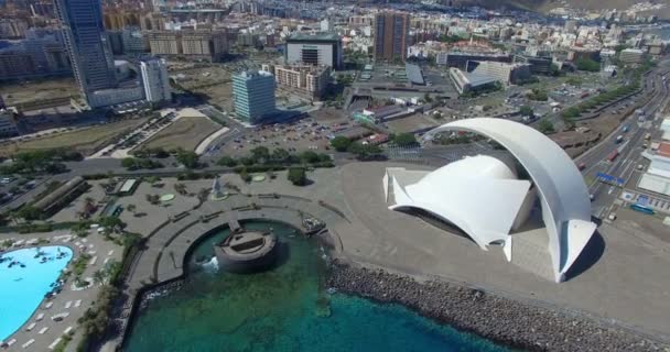 Santa Cruz De Tenerife, Ισπανία - Σεπτέμβριος 18, 2015? Όμορφη εναέρια πλάνα του «Αίθουσα της Τενερίφης» και το τοπίο της Santa Cruz. 18 Σεπτεμβρίου 2015 στο Santa Cruz de Tenerife, Ισπανία — Αρχείο Βίντεο