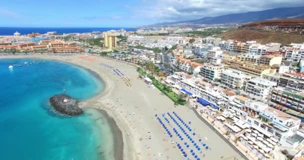 Anteny piękny Lot nad plaży Los Cristianos (Playa de las Ameryka), Wyspy Kanaryjskie Tenerife, Hiszpania — Wideo stockowe