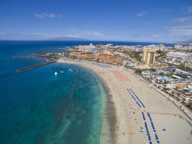 Güzel bir plaj ve okyanus Adeje Playa de Las Americas, Tenerife Adaları, İspanya Hava atış