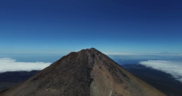 空中。自然の偉大です。ヴルカーノ島テイデ山の登頂。国立公園は、テネリフェ島、カナリア諸島、スペイン (最高点 (3718 メートル) 島の海抜大西洋の)。4 k — ストック動画