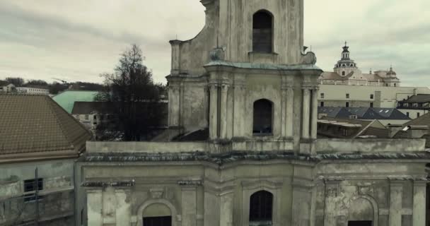 Antenne. reibungsloser Flug nach oben Blick auf schöne verlassene selige Jungfrau Maria der Trostkirche in Vilnius Altstadt, Litauen — Stockvideo