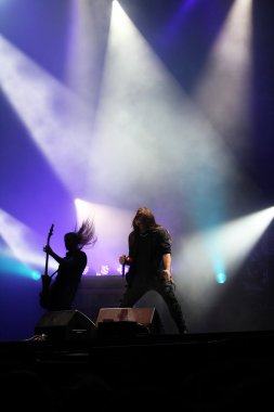 Sahne Alanı'nda şarkıcı ve gitarist