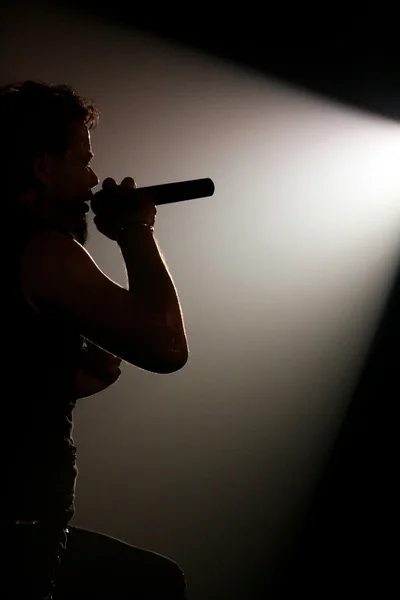 Силуэт певца с микрофоном Лицензионные Стоковые Фото