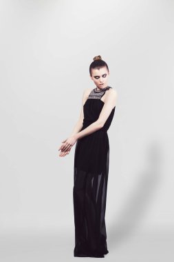 Güzel seksi genç bir kadın ile mükemmel cilt ve makyaj closeup portresi. Studio fotoğraf. Tam büyüme fotoğrafçılıkta