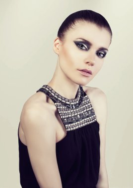 Güzel seksi genç bir kadın ile mükemmel cilt ve makyaj closeup portresi. Studio duygusal fotoğraf