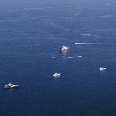 Denizin içinde birçok yatlar