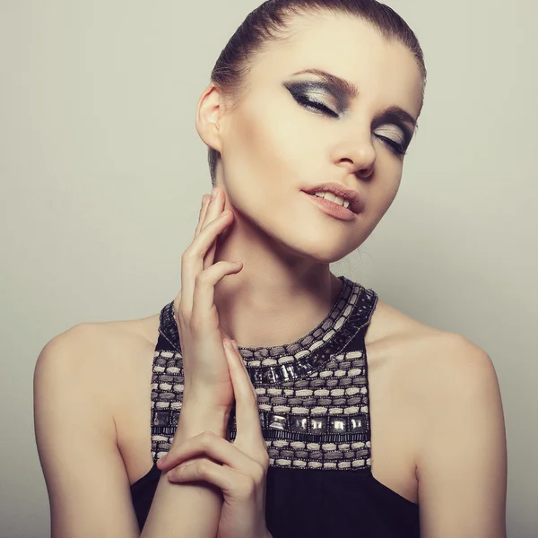 Güzel seksi genç bir kadın ile mükemmel cilt ve makyaj closeup portresi. Studio duygusal fotoğraf