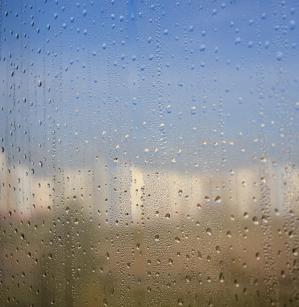 Natürliche Wassertropfen auf Fensterglas mit Naturhintergrund — Stockfoto