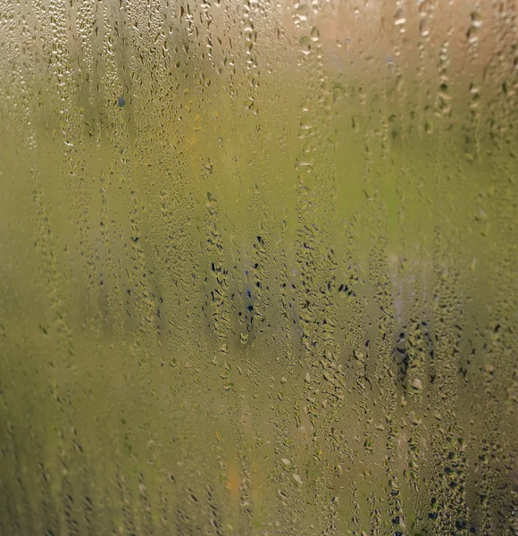 Gotas de água naturais no vidro da janela com fundo da natureza — Fotografia de Stock