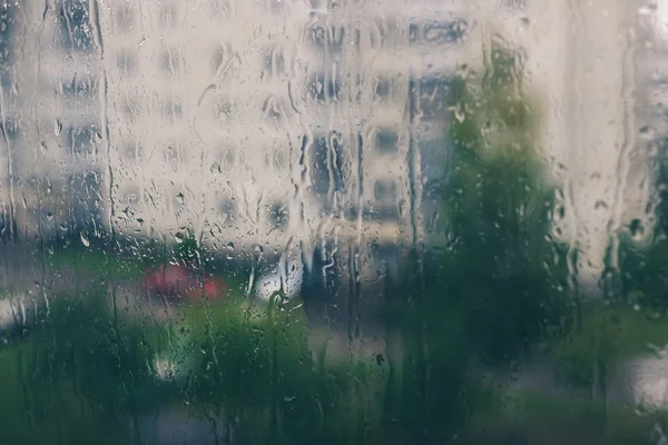 Natürliche Wassertropfen auf Fensterglas mit Naturhintergrund — Stockfoto