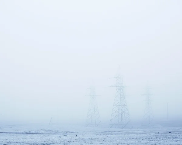 Linie energetyczne w mglisty pola Obraz Stockowy