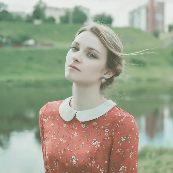 Piękna dziewczyna w retro odzież. Retro kolory. Wiatr — Zdjęcie stockowe