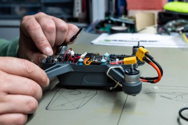 Drone kaza hasarını onarmak için açıldı. Üst kabuk, insansız hava aracının iç organlarına erişmek için çıkarıldı.