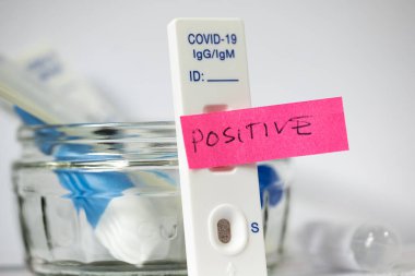Diğer tıbbi malzemelerin önünde Covid-19 testi pozitif çıktı..