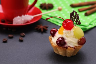 Meyve kek krem şanti ve kiraz