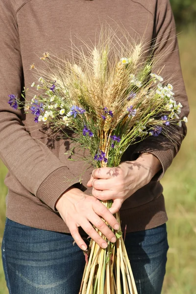 Çavdar ve kır çiçekleri buketi 