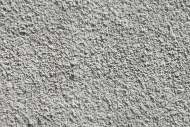 コールド フィールドの上に座って美しいブルネット