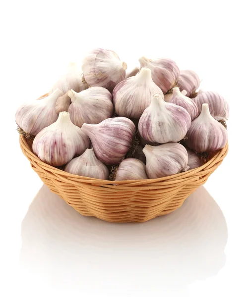 Knoblauch in einem Weidenkorb auf weißem Hintergrund — Stockfoto