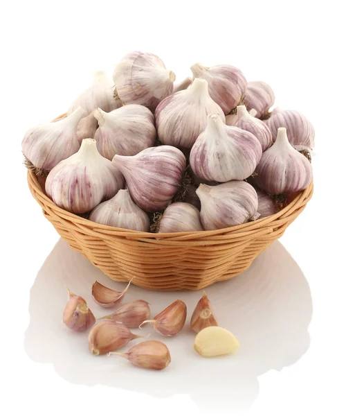 Knoblauch in einem Weidenkorb auf weißem Hintergrund — Stockfoto