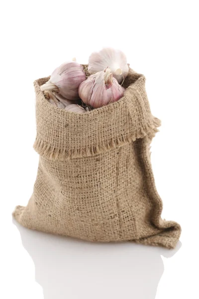 Knoblauch im Sack auf weißem Hintergrund — Stockfoto