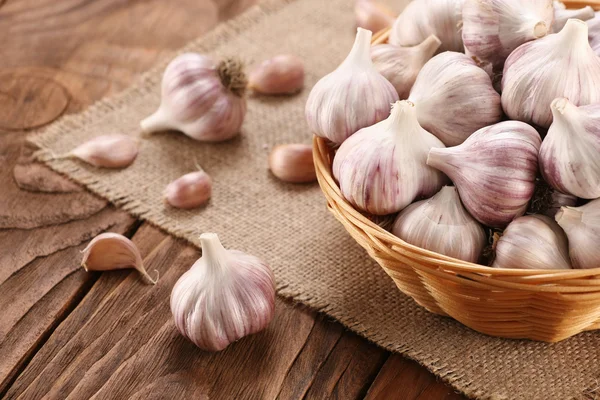 Knoflook in een rieten mand — Stockfoto